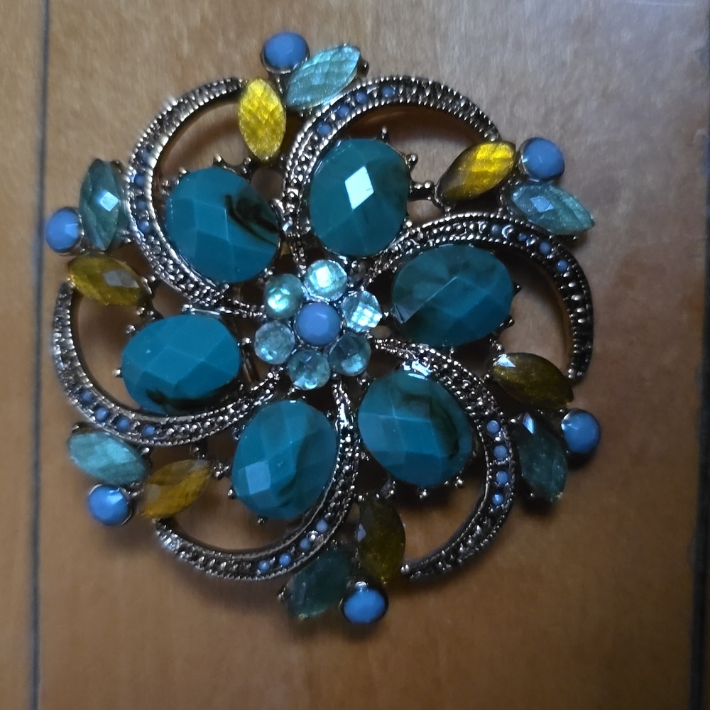 Liz Claiborne Elegant Gold and Green Brooch - Picture 6 of 6